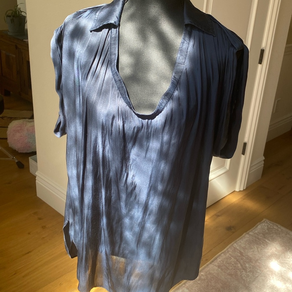 Navy blue Vince sleeveless blouse size 8